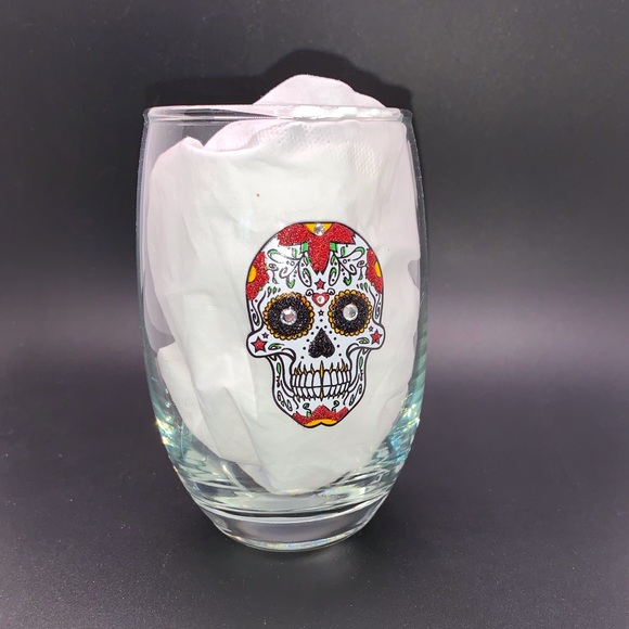 WHITE & RED SUGAR SKULL WITH SWAROVSKI CRYSTAL ACCENTS STEMLESS WINE GLASS NIB - Picture 3 of 11